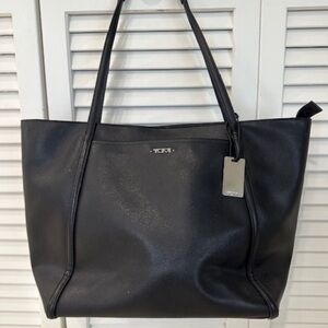 Tumi Black Leather Tote Bag Sleek Minimalist Design